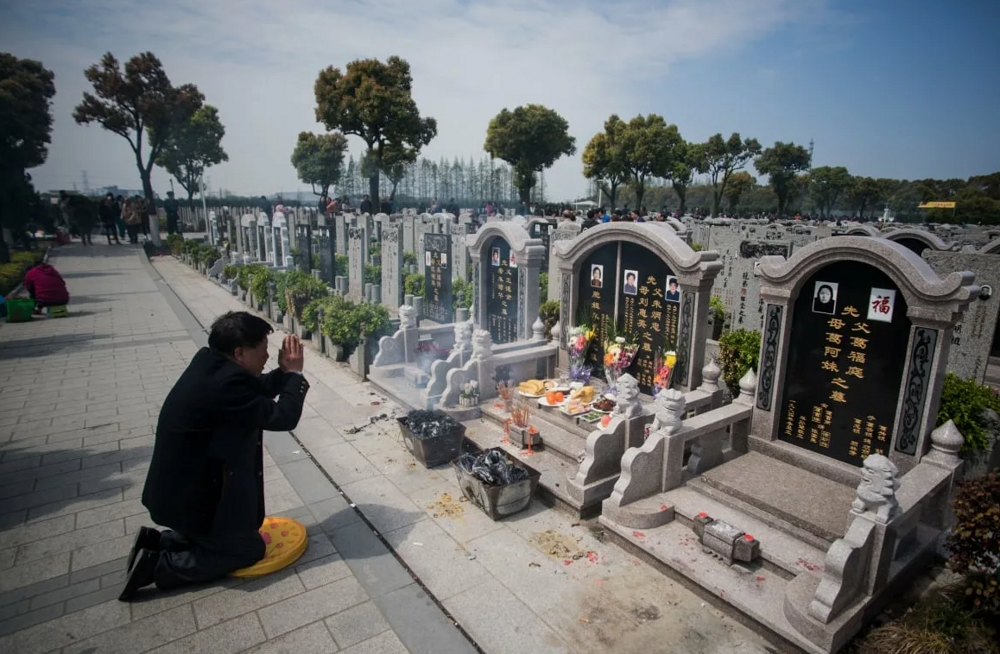 Новая профессия в Китае – специалист по поклонению могилам