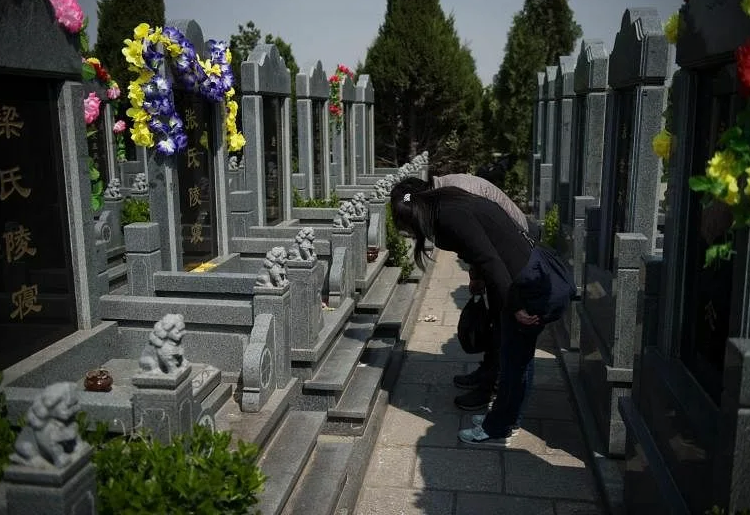 Новая профессия в Китае – специалист по поклонению могилам