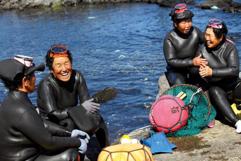 Почему в Корее 90-летние бабушки вынуждены работать водолазами