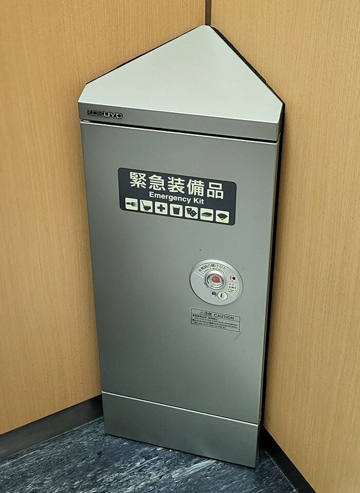 Некоторые лифты в Японии имеют в углу аварийный комплект, в который входят такие вещи, как вода, еда и даже мини-туалет на случай отключения электроэнергии или землетрясения