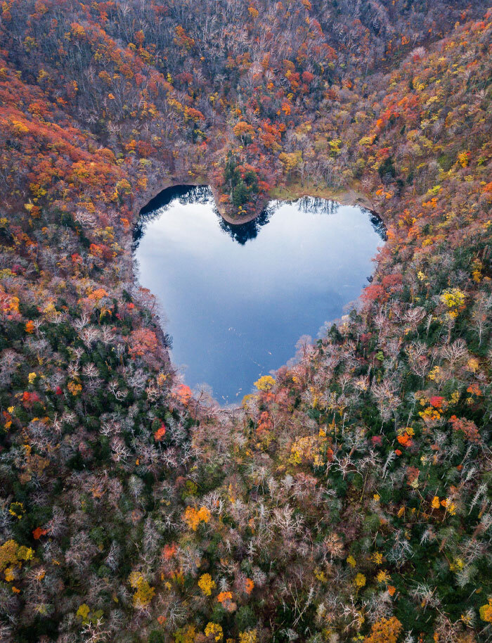 Природное озеро Тойони в форме сердца в Японии