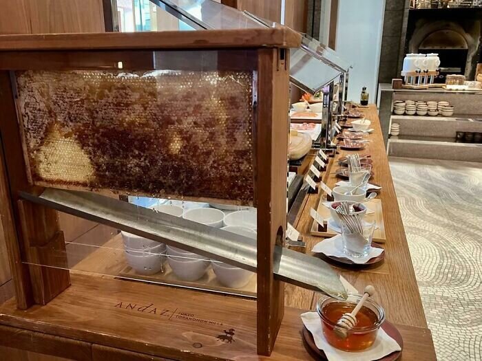 Диспенсер для свежего меда на завтраке в отеле в Японии