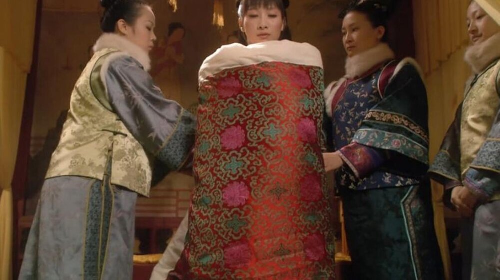 Почему китайскому императору наложниц приносили завёрнутыми в одеяло?