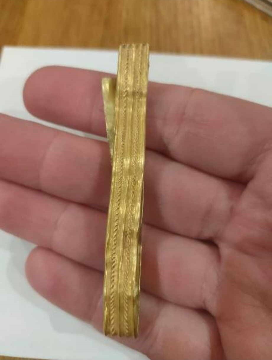 Мальчик нашёл на прогулке древнеримский браслет из золота