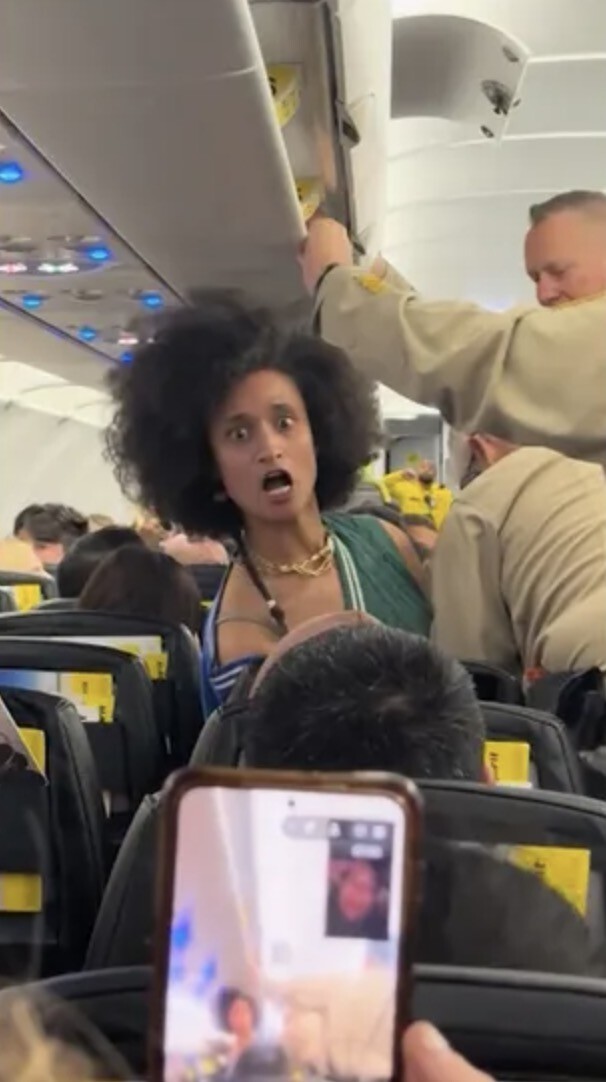 Обезумевшая американка устроила спектакль в самолёте