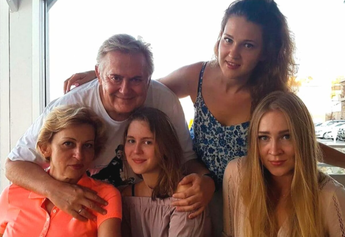 Родные сыновья отреклись от него, а приемные дочери называют «папой»: Зигзаги судьбы Юрия Стоянова