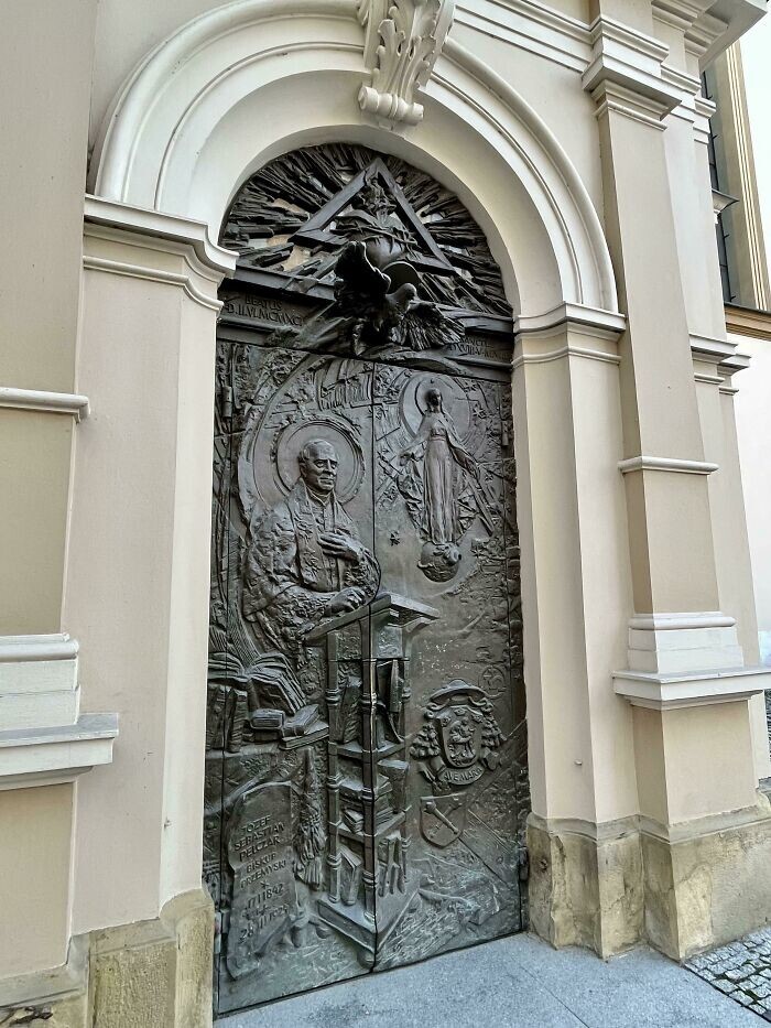 7. Впечатляющая дверь церкви в Восточной Польше