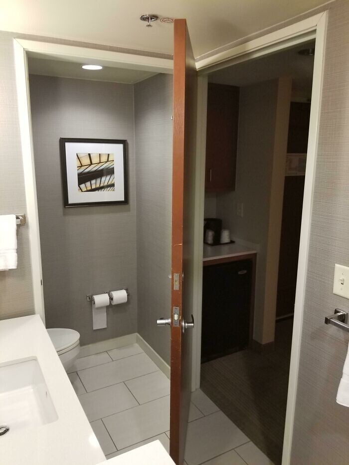 10. «Эта дверь в ванной комнате моего отеля может закрывать любой из двух дверных проемов»