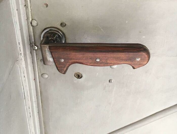 6. Ручка входной двери в магазин ножей
