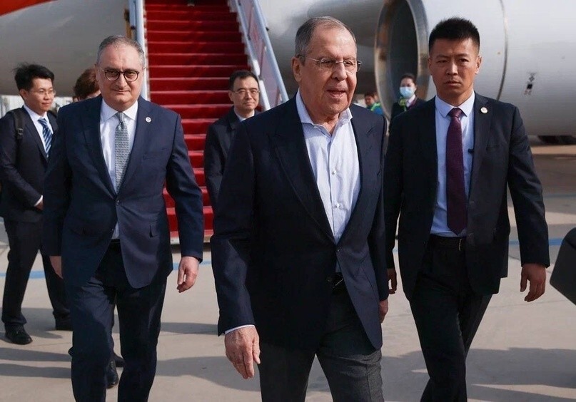 А тем временем Министр иностранных дел России С.В.Лавров прибыл с официальным визитом в Пекин