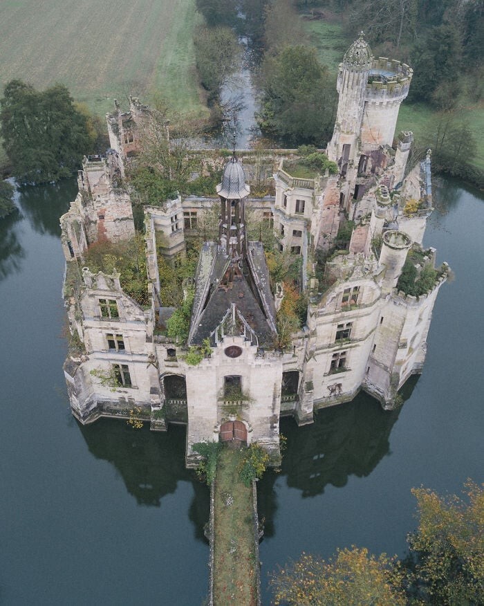 1. Удивительный заброшенный замок XIII века, расположенный во Франции