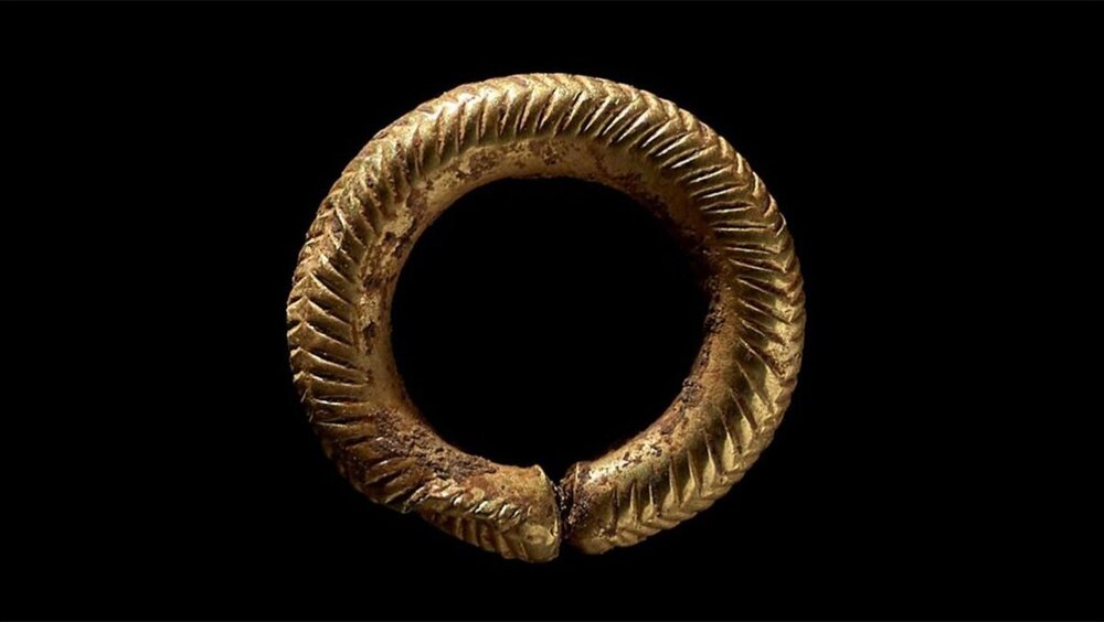 5. Золотое кольцо для волос из захоронения бронзового века в Уэльсе