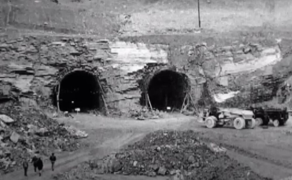 Строители БАМа нашли древнюю закрытую металлическую дверь внутри скалы во время горных работ