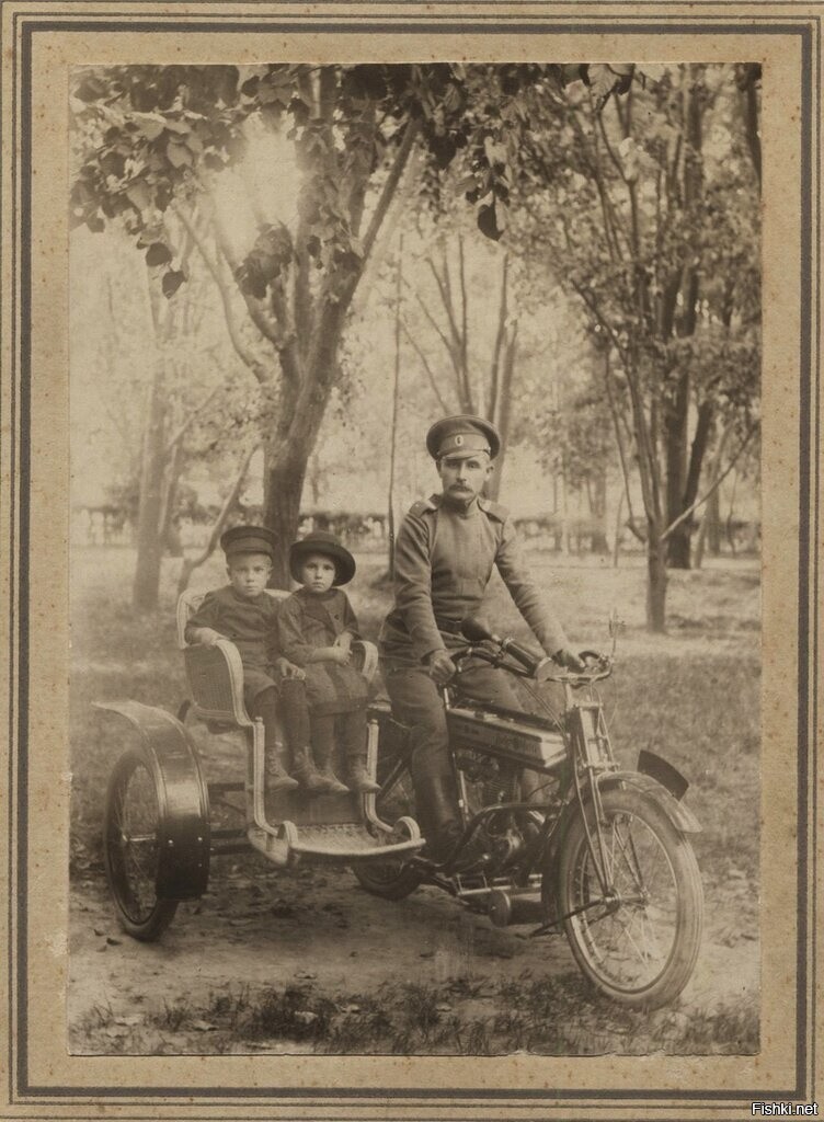 Семейный портрет на мотоцикле с коляской