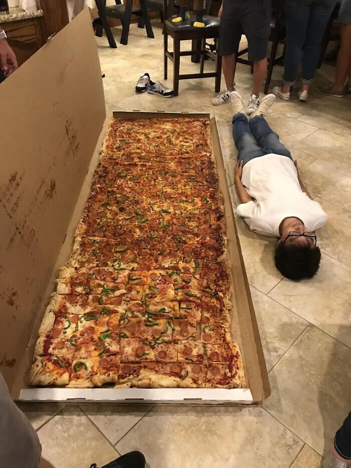 25. Это одна из самых больших пицц, которые можно купить в Нью-Йорке