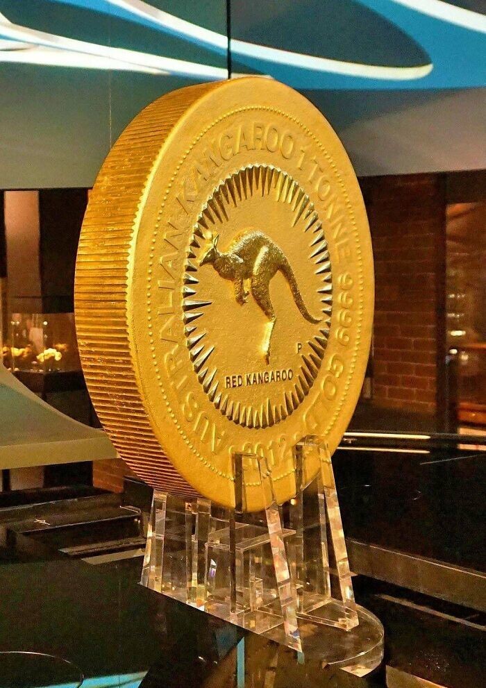 27. Самая большая в мире монета, которая является законным платежным средством, номинальная стоимость — 1 миллион австралийских долларов