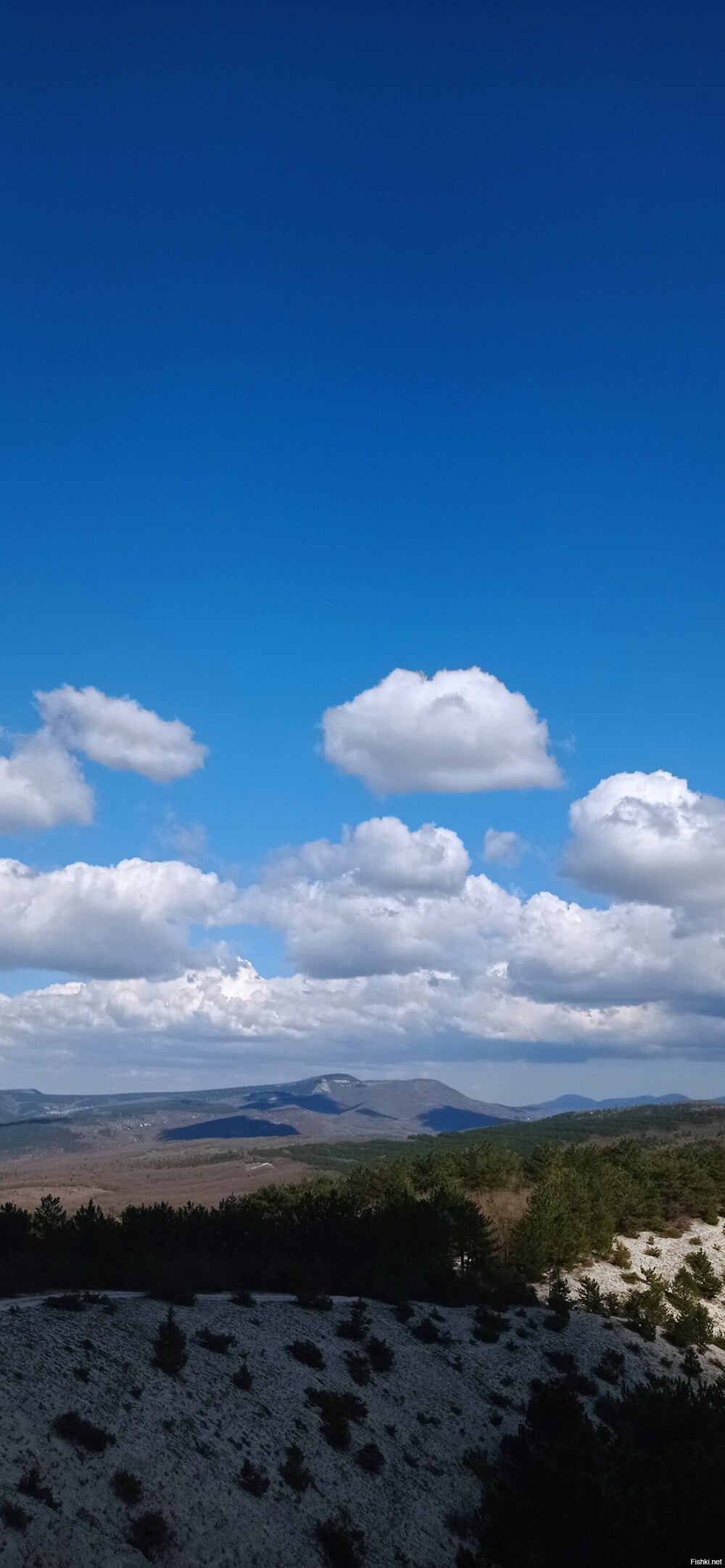 Водопад Козырëк в Байдарской долине в Крыму