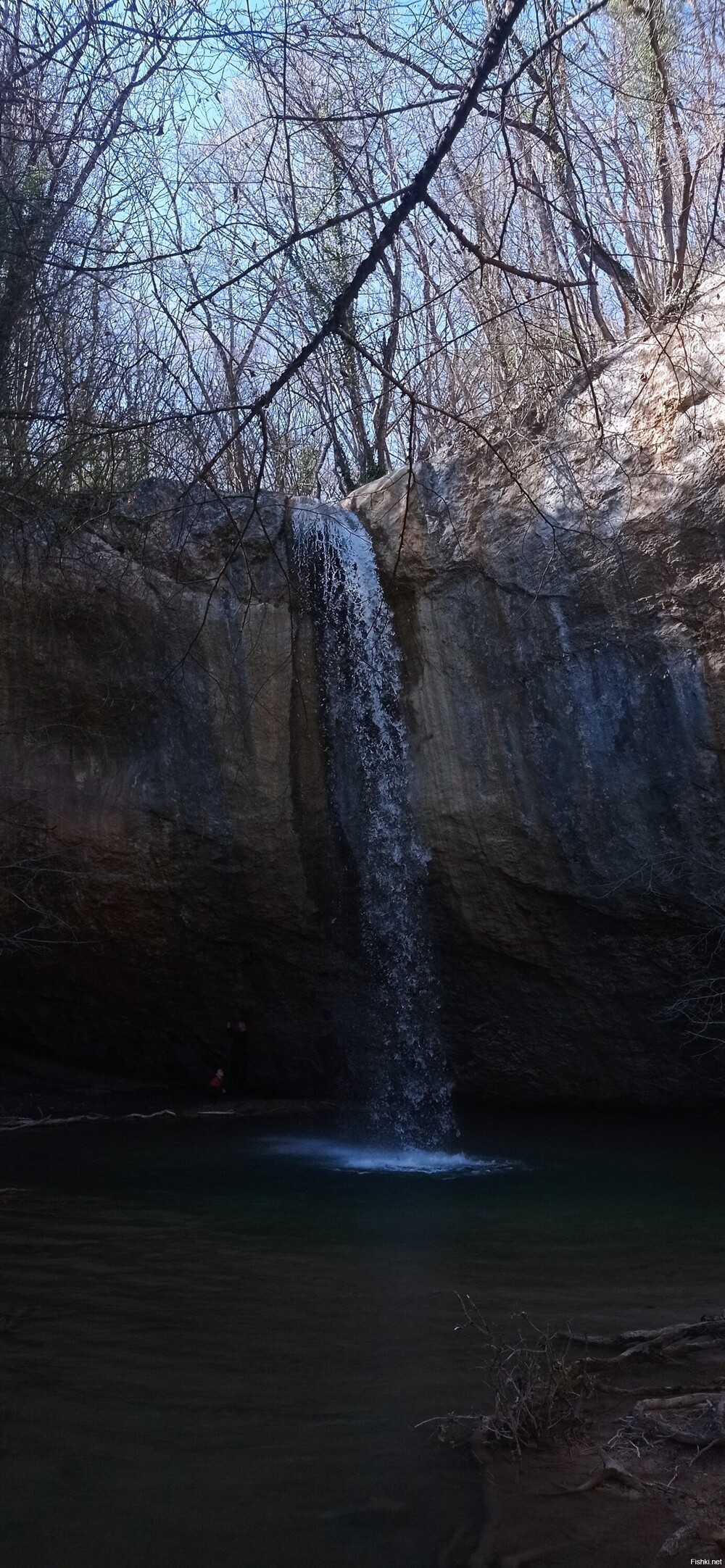 Водопад Козырëк в Байдарской долине в Крыму