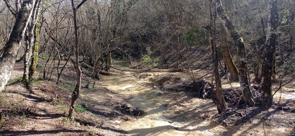 Водопад Козырëк в Байдарской долине в Крыму