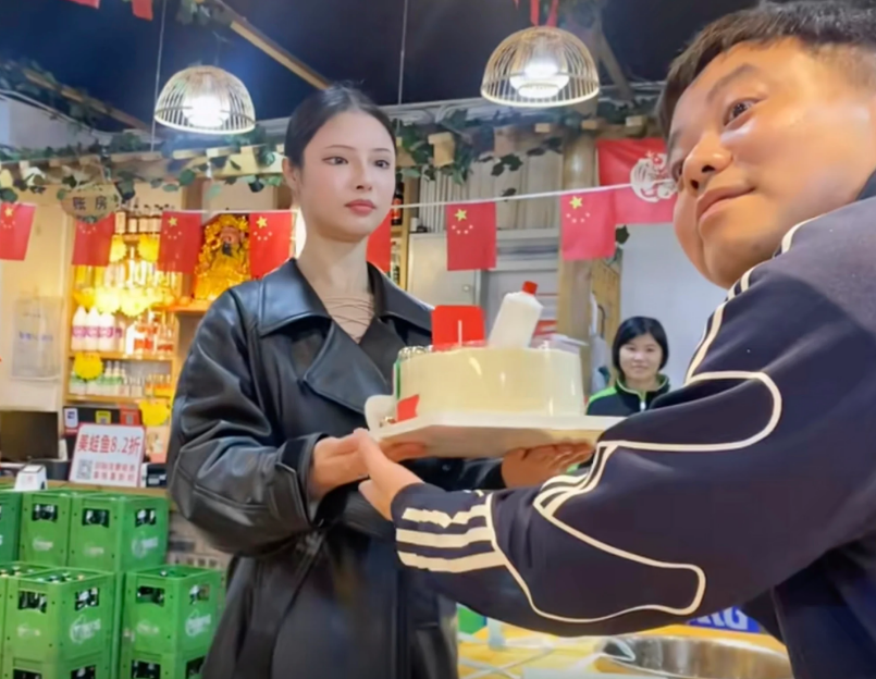 Официантка из Китая стала популярной благодаря движениям робота
