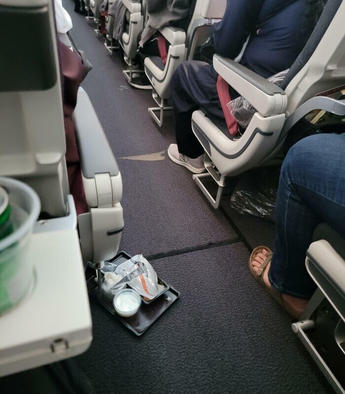 6. «Эта женщина просто бросила свой поднос с едой посреди прохода в самолете»