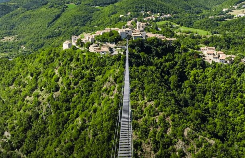 Самый высокий подвесной мост Европы открыли в Италии