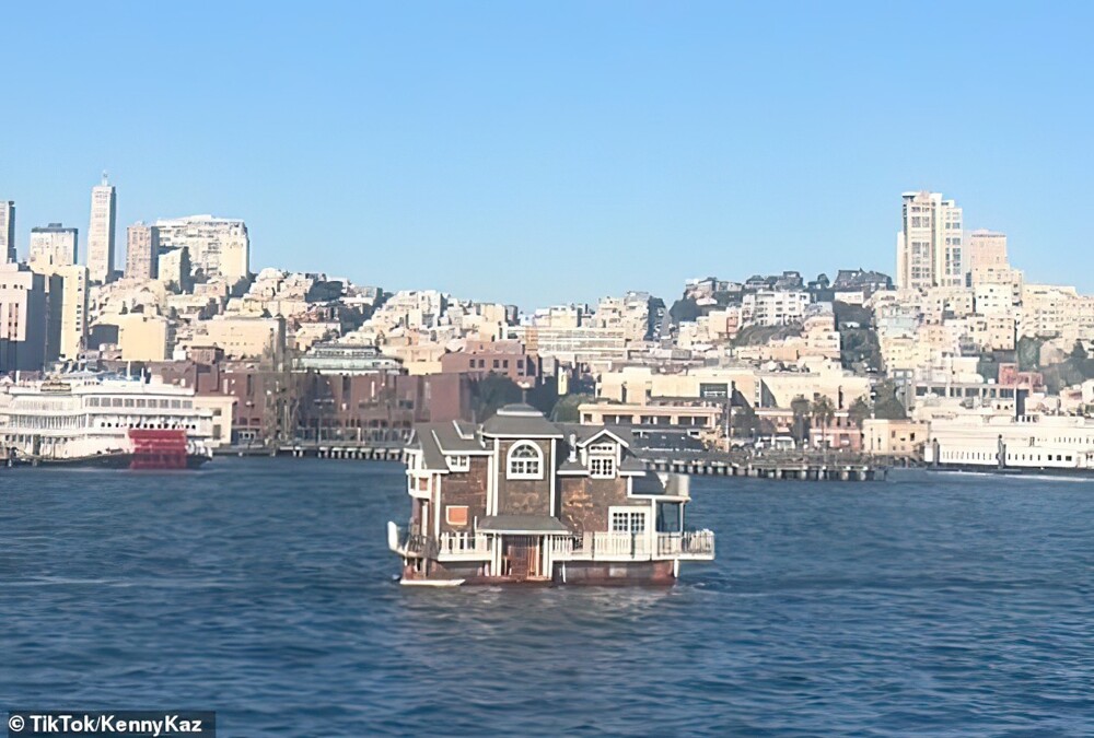 Редкое зрелище: двухэтажный хаусбот плывёт по заливу Сан-Франциско
