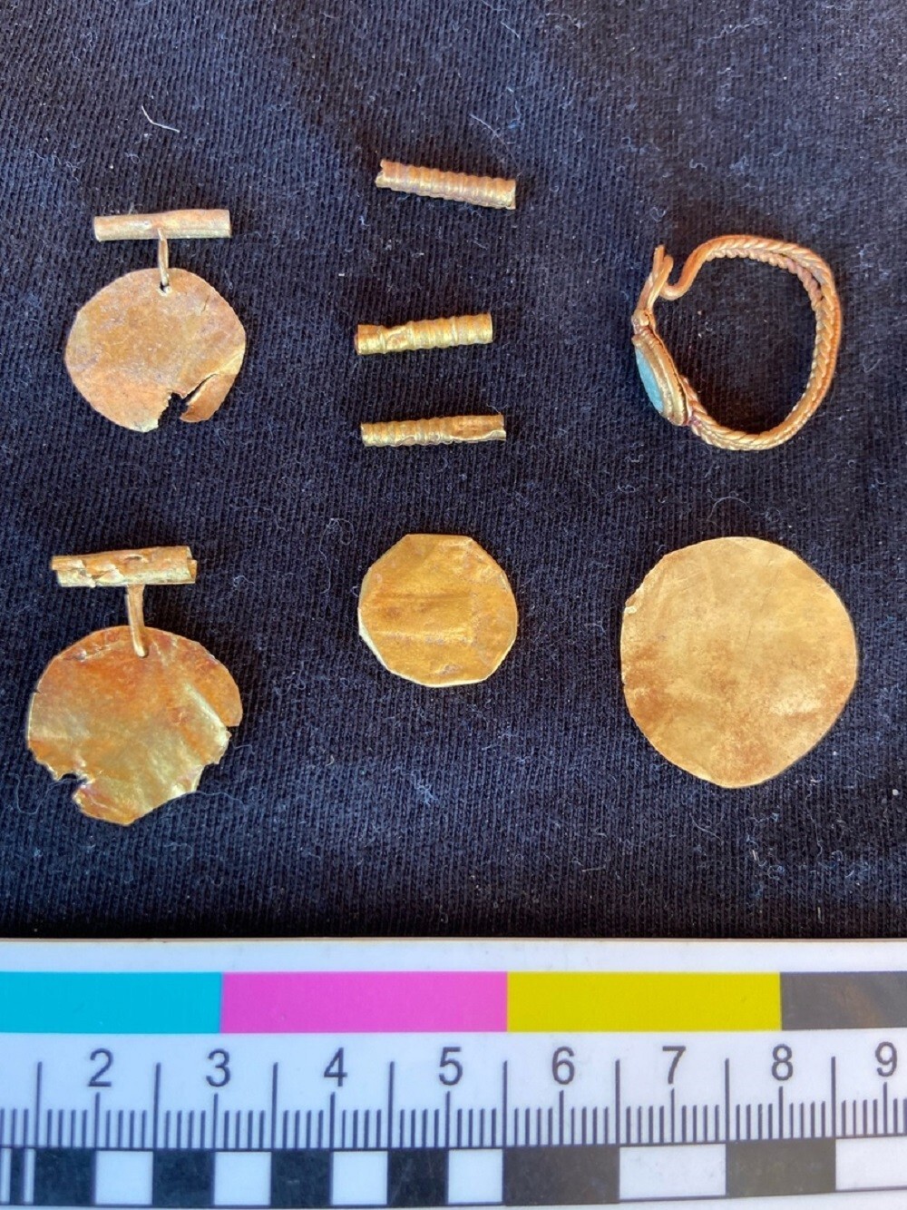 Под Керчью археологи нашли золотые украшения с Медузой Горгоной и львом
