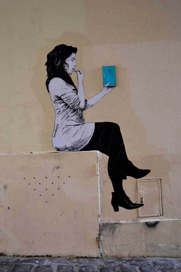 15. Французский уличный художник Левале создает коллажи на городских стенах по всей Франции