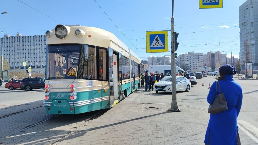 В Санкт-Петербурге “умный” трамвай влетел в толпу пешеходов, которые переходили дорогу по зебре