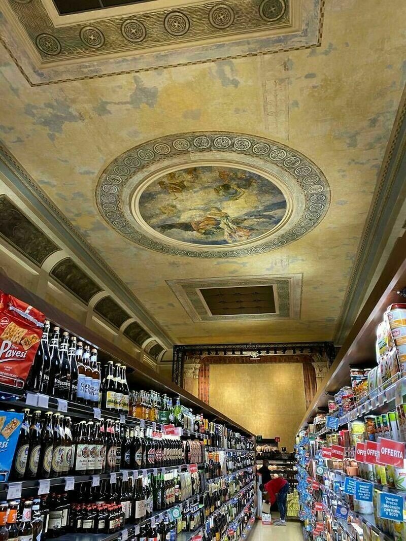 Супермаркет в старом театре Венеции