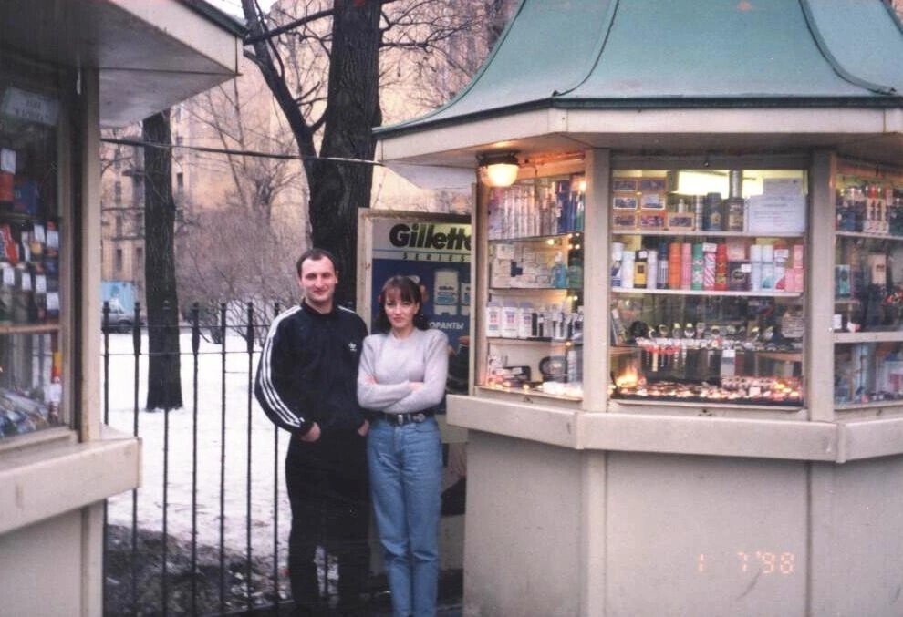 Фото на память.  Предприниматели возле ларька. Россия, 1998 год.