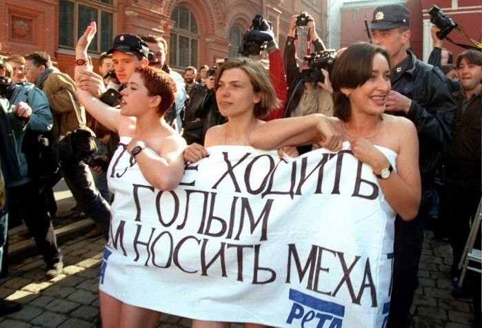 Голые активистки за права животных PETA около Красной площади в Москве, 1996 год