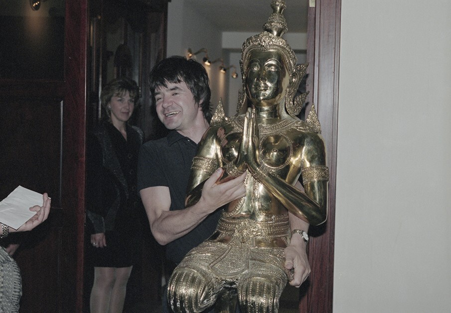 Евгений Осин во время праздника в центре тайской кухни «Изумрудный будда» в Москве, 1999 год