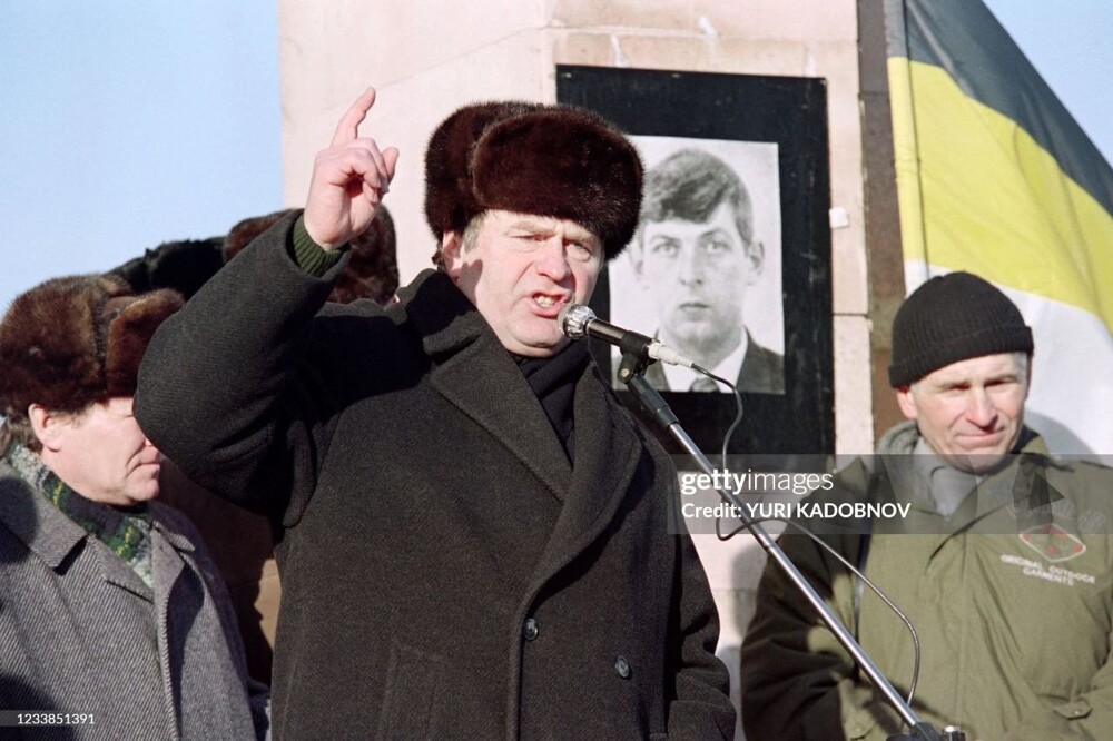 Владимир Жириновский выступает во время митинга, посвященному убийству депутата Госдумы Сергея Скорочкина (на портрете). 1995 года.