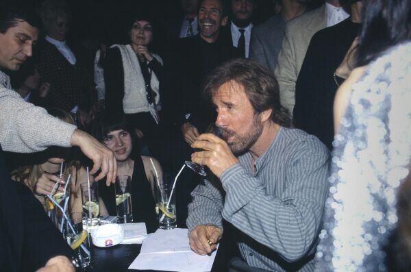 Чак Норрис сосредоточено пьет напиток, Москва 1996 год