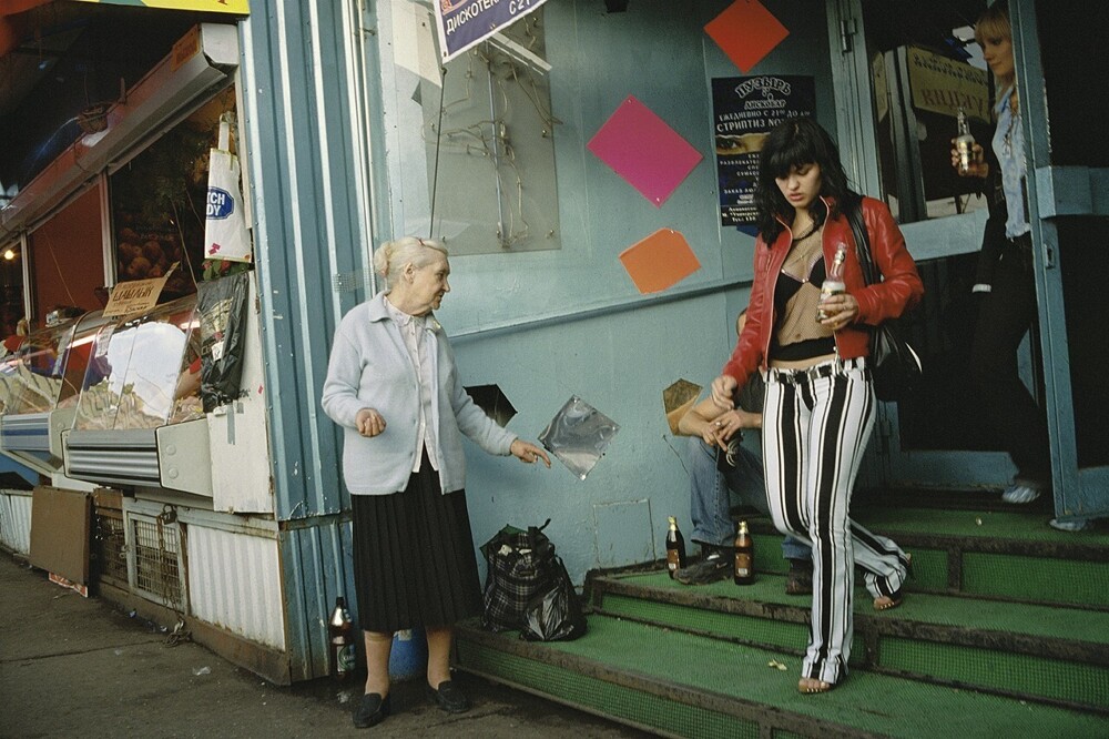 Девушка выходит из магазина. Самара, 1990-е годы