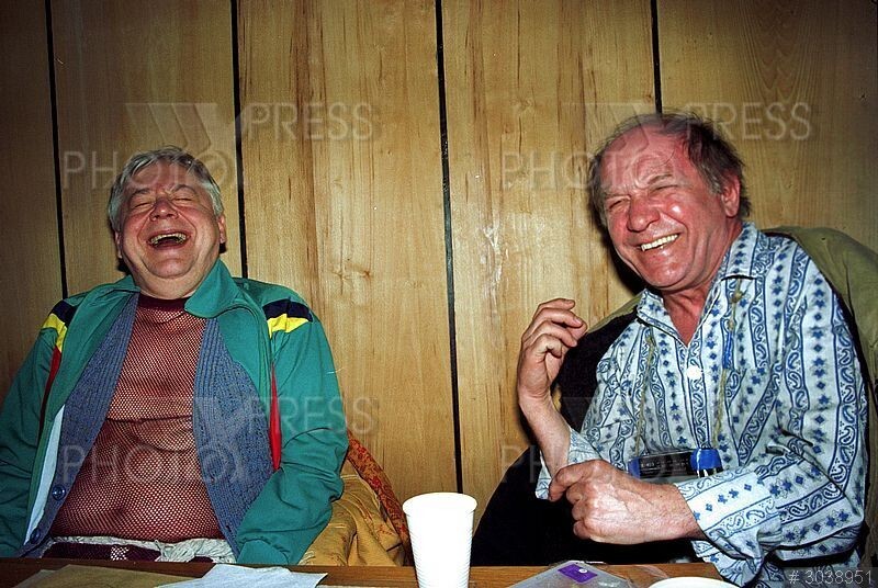 Олег Табаков и Лев Дуров на съёмках социальных роликов в рамках "Русского проекта" на канале ОРТ. Москва, 1 июня 1996 года.