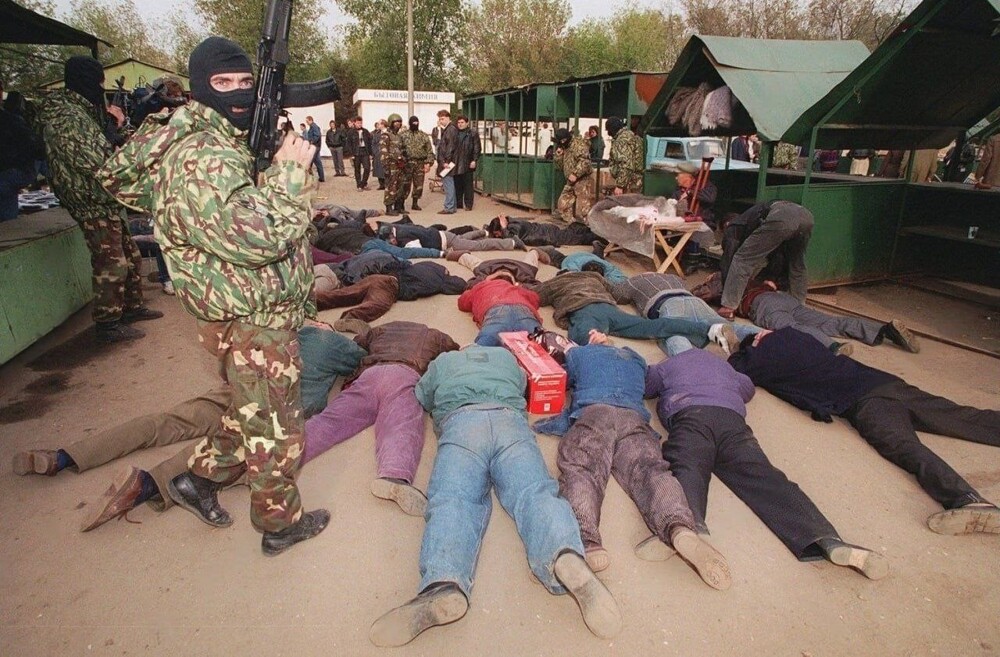 Сотрудники СОБРа задержали группу подозреваемых во время рейда на рынке под Москвой. 1995 год.