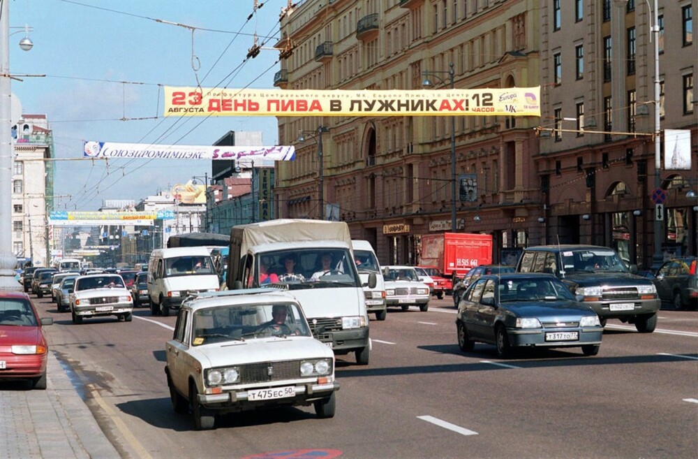 Тверская улица. Москва, 1998 год.