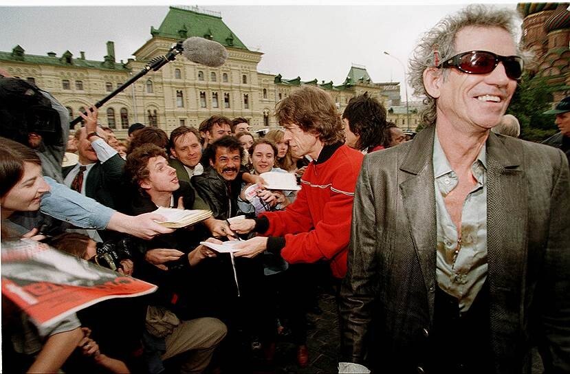Группа The Rolling Stones, раздает автографы на Красной площади в Москве, во время визита в 1998 году