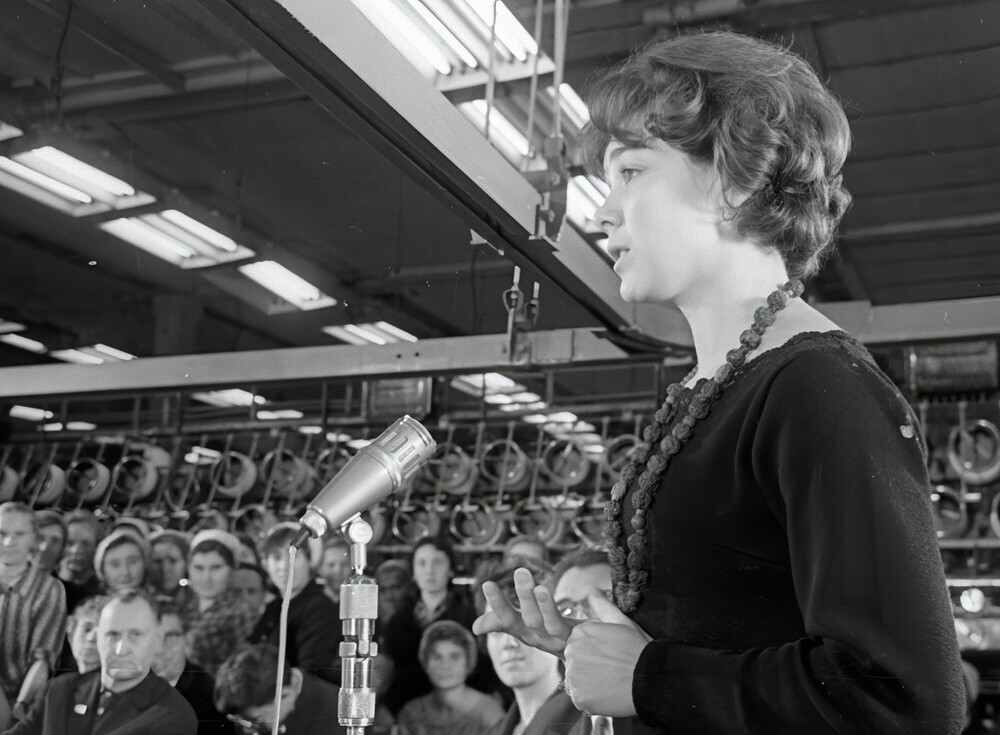 Лариса Голубкина выступает перед работниками завода искусственного волокна в Барнауле, 1962 год