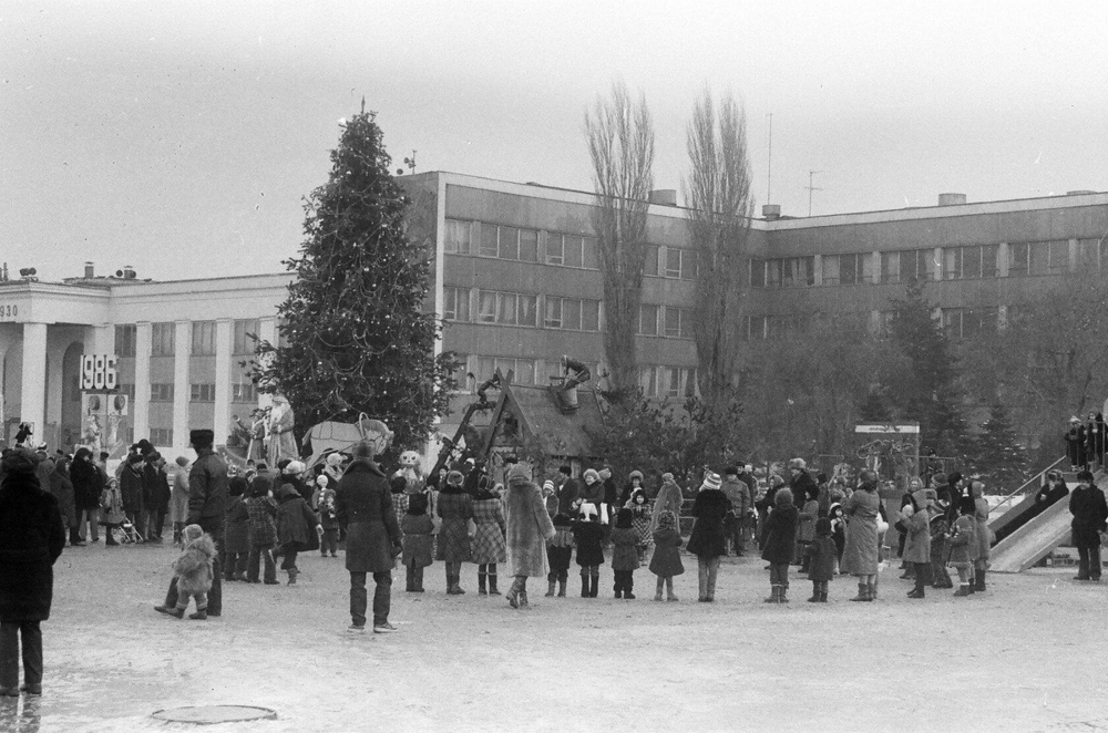 Волгоград. Елка у  Волгоградского тракторного завода, конец 1985 года - начало 1986 года.