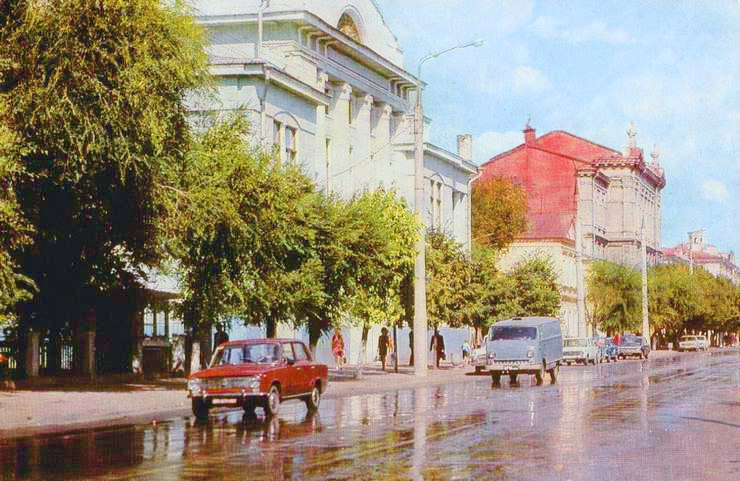 Сызрань. Куйбышевская область. Улица Советская, слева здание городского комитета КПСС, сейчас здесь расположен городской суд, 1978 год.