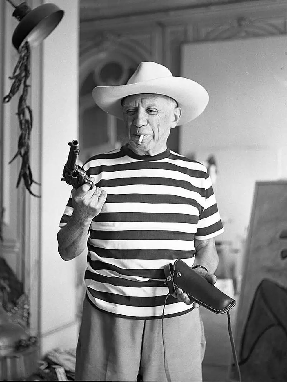 6. Пабло Пикассо везде носил с собой револьвер, заряженный холостыми патронами. Он стрелял в людей, которые настойчиво интересовались, что означают его картины