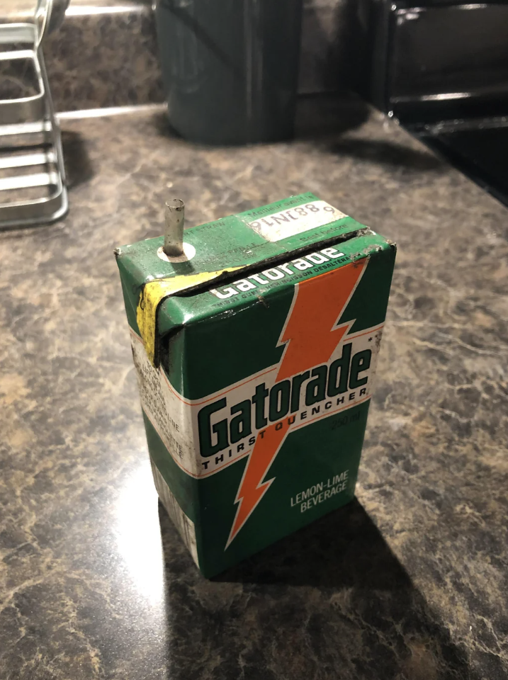 17. "Я работаю на железной дороге и нашёл эту упаковку "Gatorade" от 16 июня 1988 года"