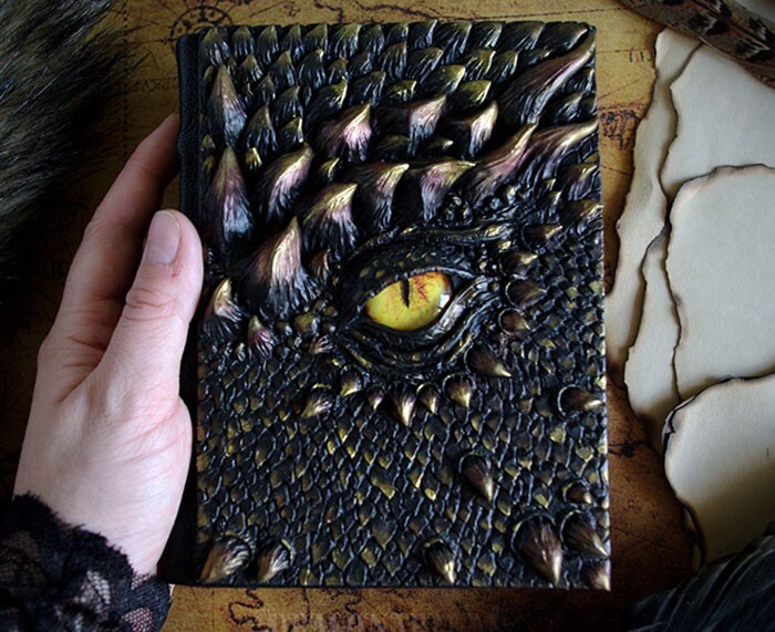 21. «Один из моих недавно созданных дневников "Дракон". Все в нем сделано вручную»