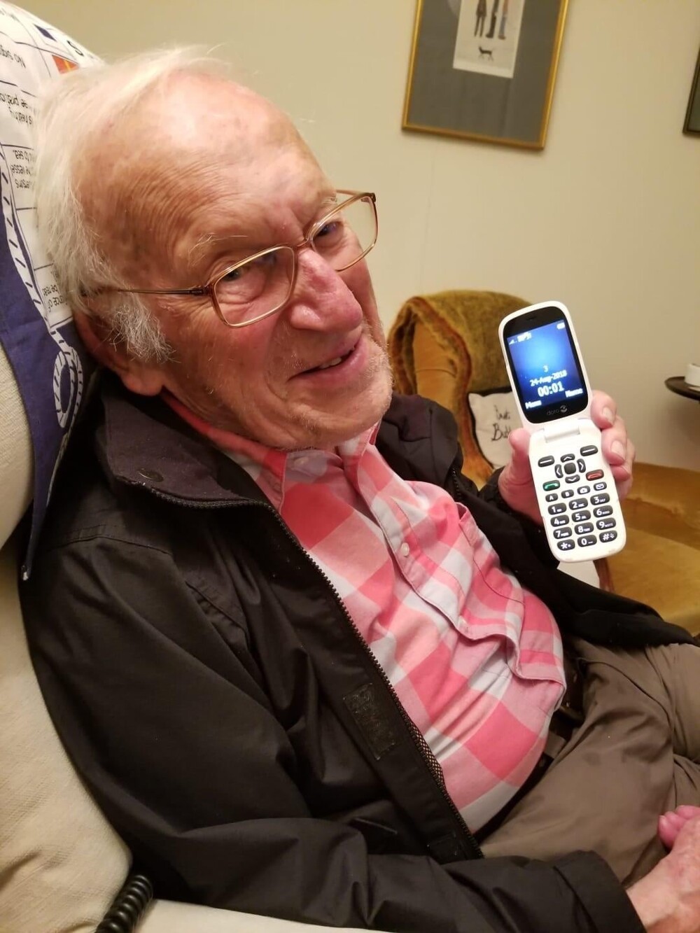 5. Дедушке исполнилось 100 лет. Он не спал до полуночи, чтобы посмотреть на телефоне, как он вступает в столетие жизни