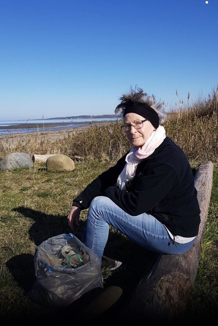 6. Моя бабушка 70 лет собирает мусор на утренней прогулке по пляжу