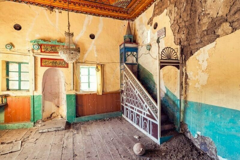 Именно тут можно найти старые мечети, которые медленно разрушаются
